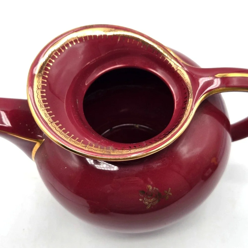 Hall Teapot #0693 Windshield Pattern 6 cup Crimson Red with Gold Roses and‎ Trim